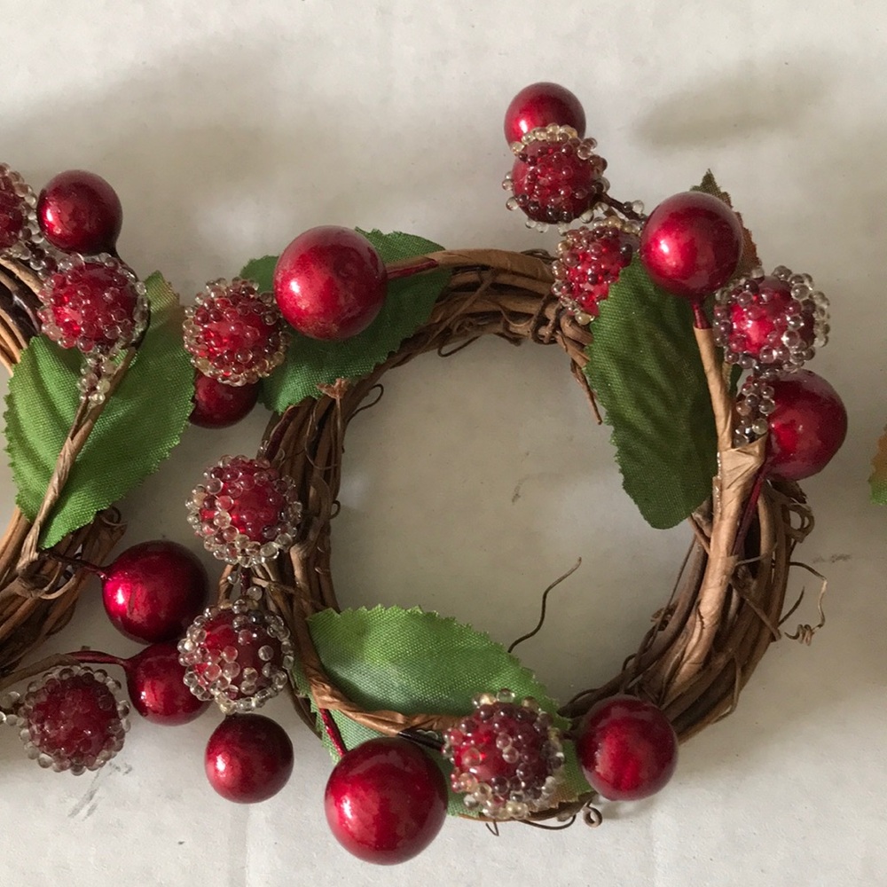 Festive Red Berry Rings - Picture 4 of 11